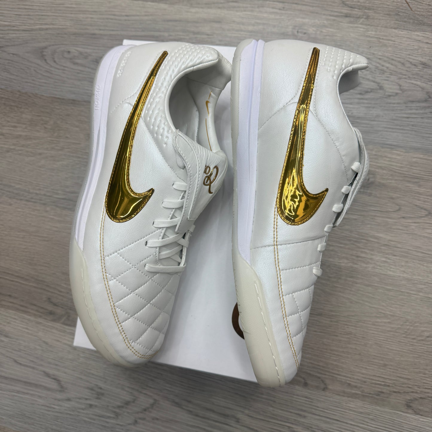 Nike Tiempo Legend R10 SE Touch Of Gold Indoor Soccer Shoe